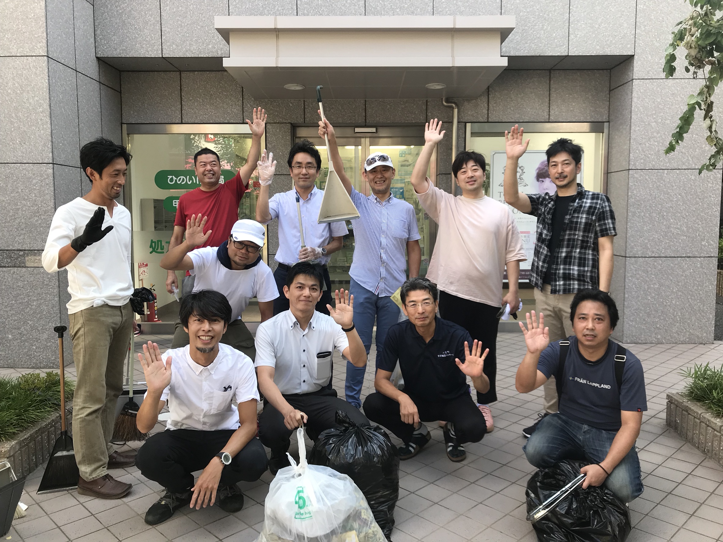 JR甲子園口駅周辺の清掃を行いました。